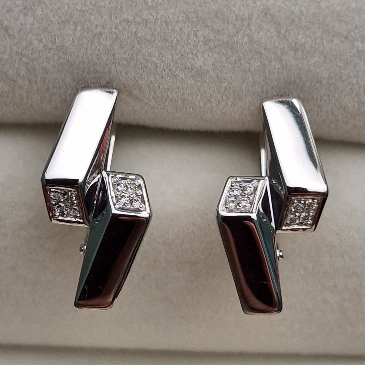 Серьги Deimantas 101103294 16р 2,1гр 0,063ct. купить,NaN
