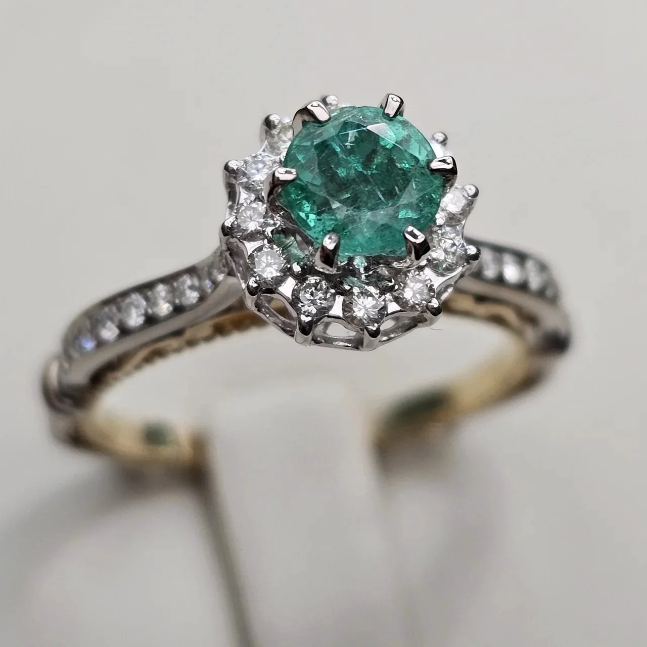 Кольцо Deimantas 116049957 0.81 emerald, 0,30Сt 18р купить,NaN