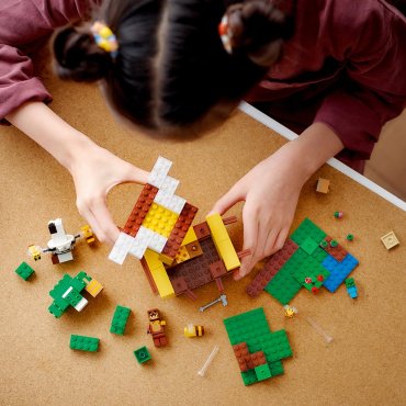 LEGO Пчелиный коттедж 21241, деталей 254 шт