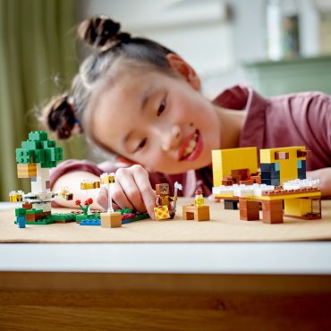 LEGO Пчелиный коттедж 21241, деталей 254 шт