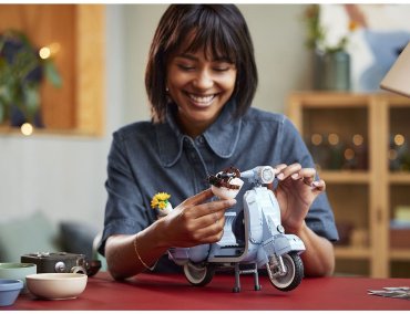 LEGO Мотороллер Vespa 125 10298, деталей 1107 шт