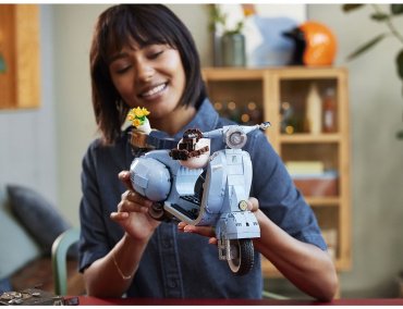 LEGO Мотороллер Vespa 125 10298, деталей 1107 шт