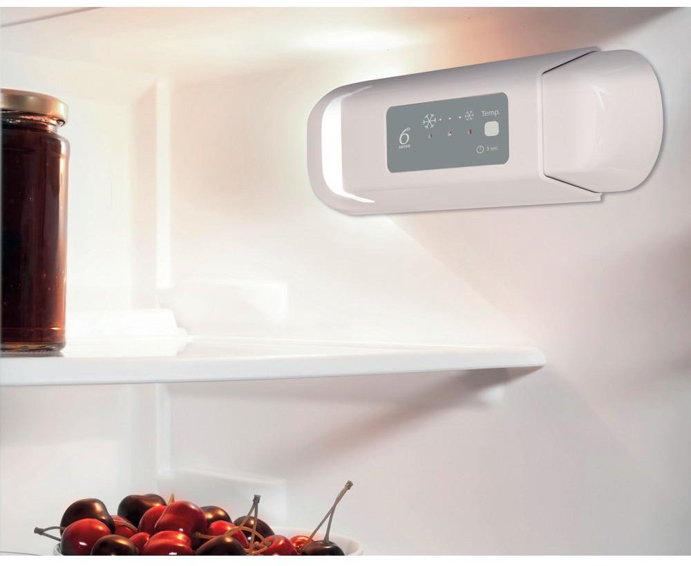 Холодильник Whirlpool WBUF 011 белый