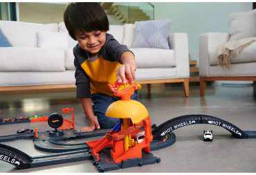 Набор Юный гонщик Hot Wheels HDR260 купить,NaN
