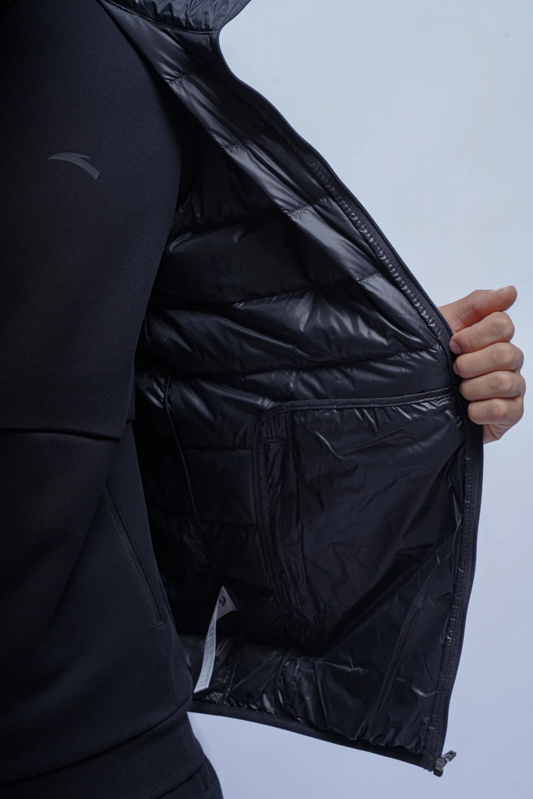 Демисезонная куртка Anta 852547915-6 черные XXXXL 58-60 купить,NaN