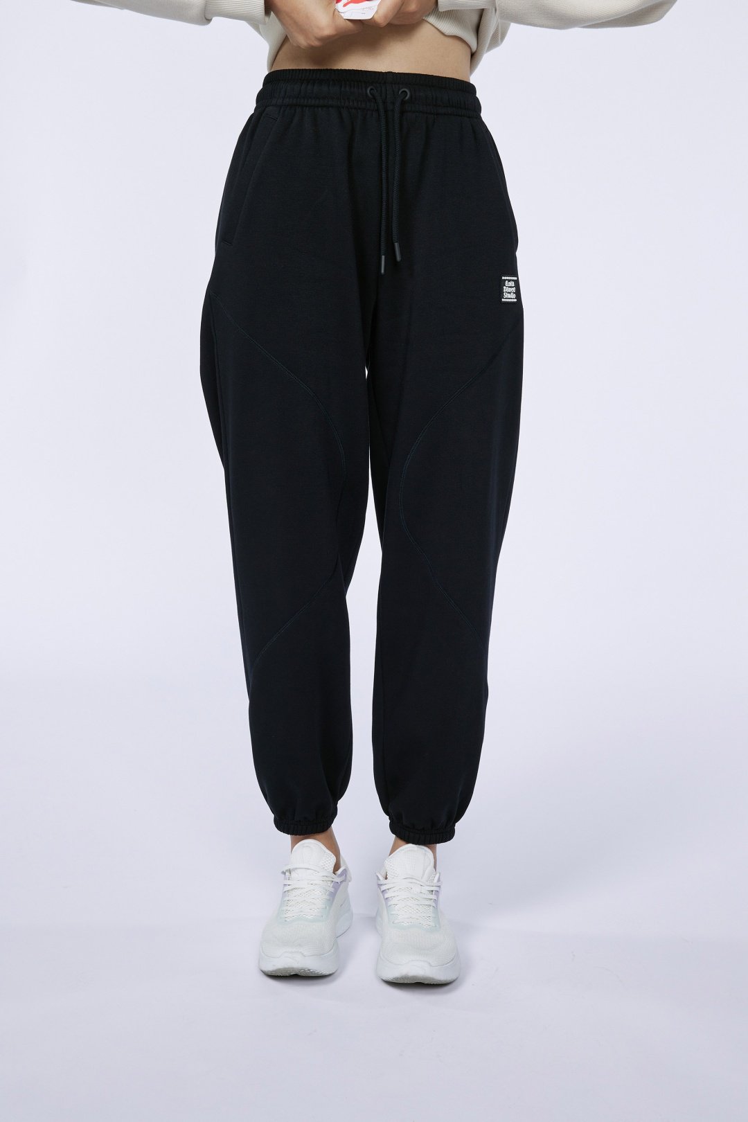 Спортивные брюки Anta 862448306N-2 черные XS 42-44