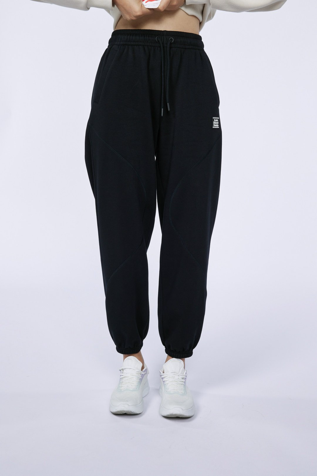 Спортивные брюки Anta 862448306N-2 черные XS 42-44