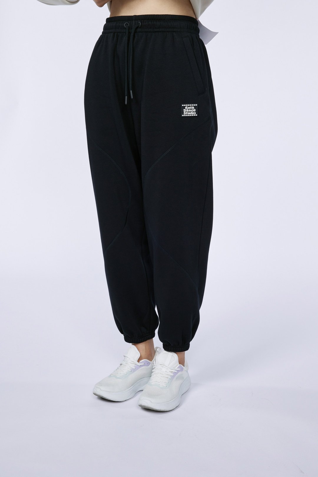 Спортивные брюки Anta 862448306N-2 черные XS 42-44