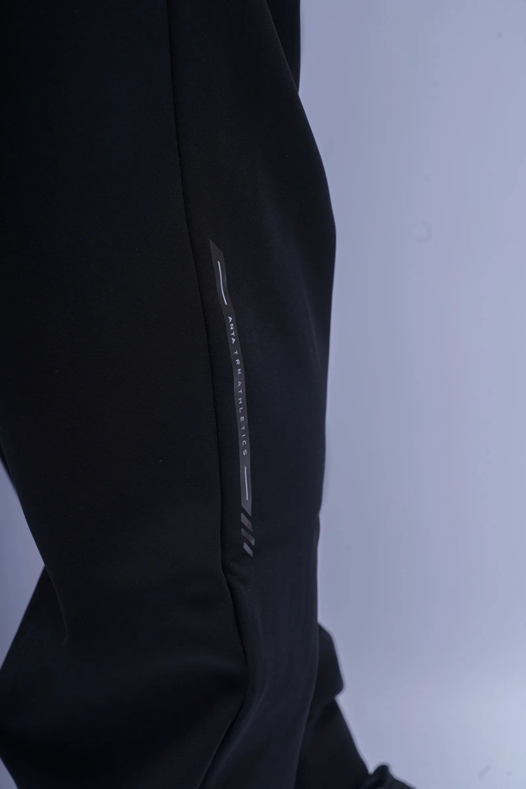 Спортивные брюки Anta 852547307N-1 черные XL 52-54