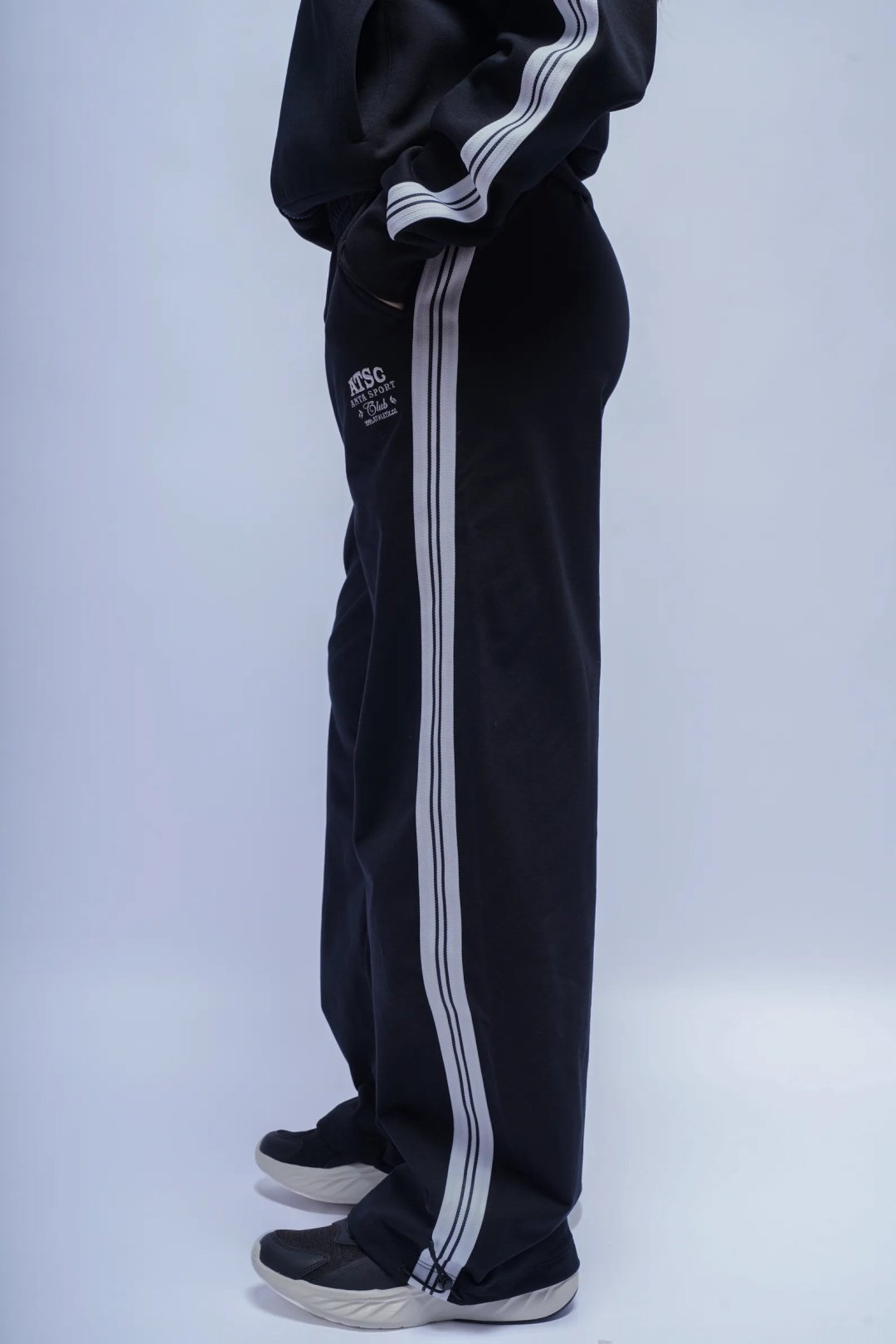 Спортивные брюки Anta 862538302-1 черные S 44-46