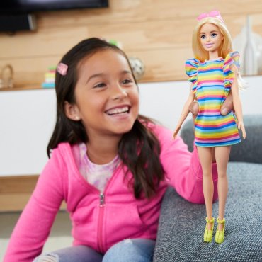 Кукла-модель Barbie Fashionistas. Барби в радужном платье (с брекетами) HPF730, 29 см - ForteMarket Кукла-модель Barbie Fashionistas. Барби в радужном платье (с брекетами) HPF730, 29 см купить,0