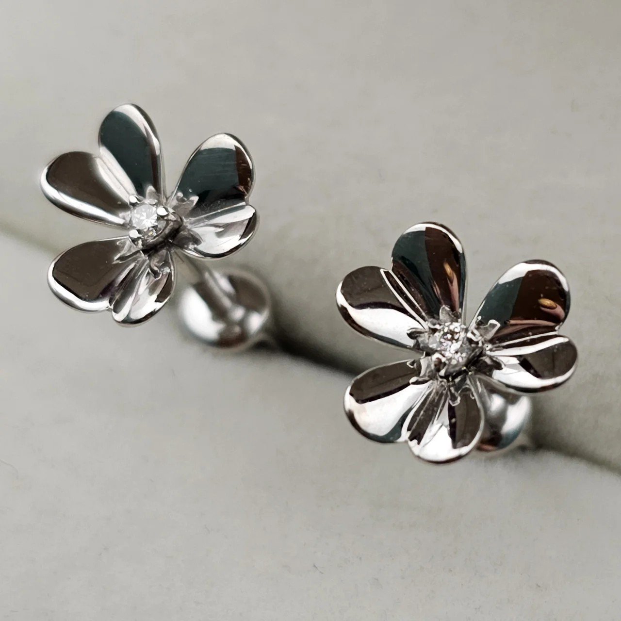 Серьги Deimantas 108344036 1,38гр 0,042ct. купить,NaN