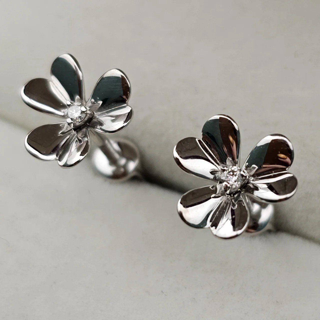 Серьги Deimantas 108344036 1,38гр 0,042ct. купить,NaN