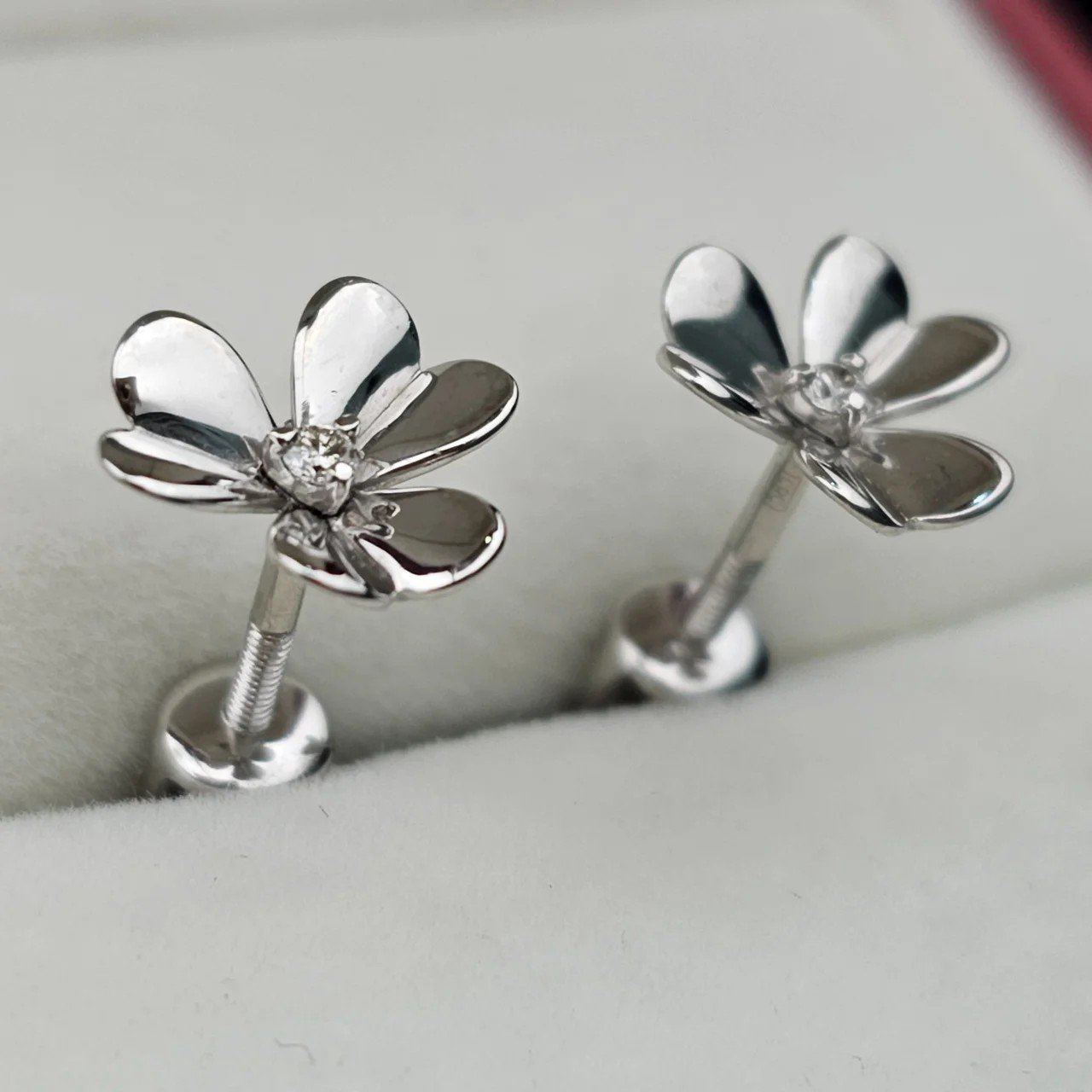 Серьги Deimantas 108344036 1,38гр 0,042ct. купить,NaN