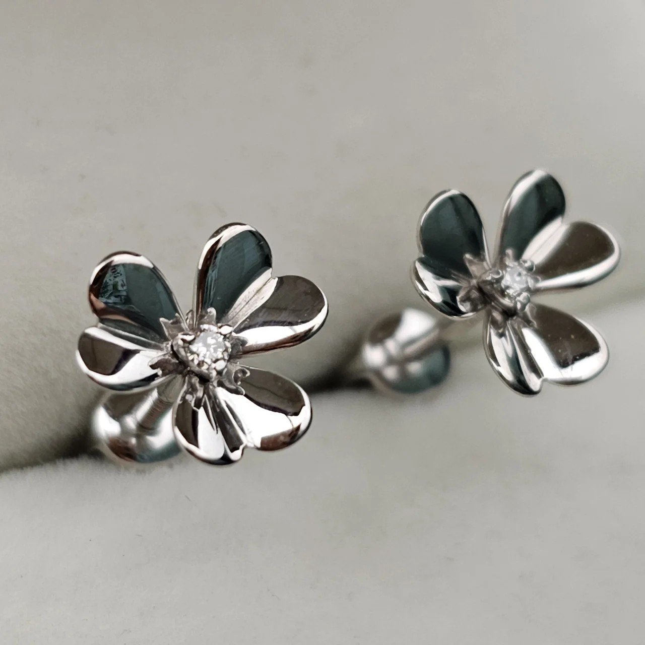 Серьги Deimantas 108344048 1,33гр 0,044ct. купить,NaN