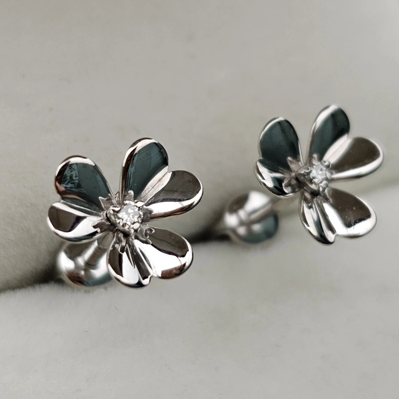 Серьги Deimantas 108344048 1,33гр 0,044ct. купить,NaN