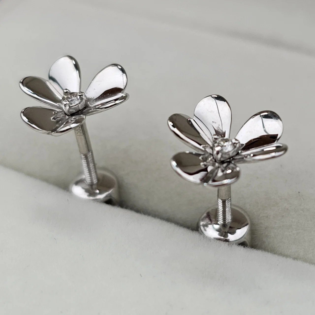 Серьги Deimantas 108344048 1,33гр 0,044ct. купить,NaN
