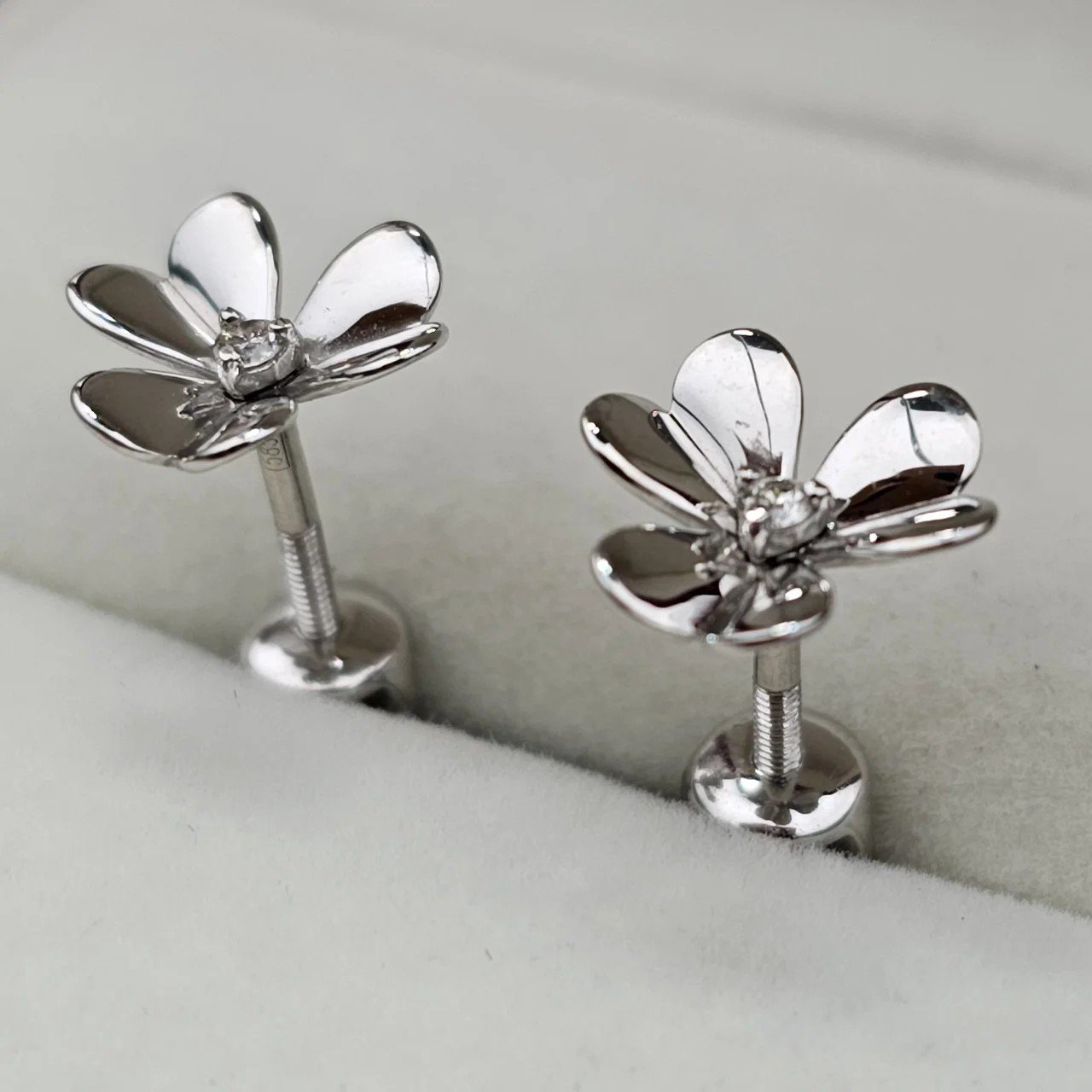 Серьги Deimantas 108344048 1,33гр 0,044ct. купить,NaN