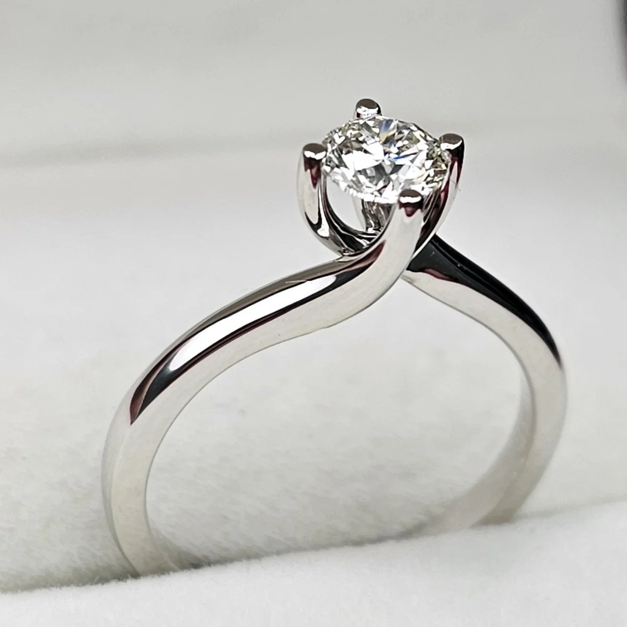 Кольцо Deimantas 108582038 16р 2,21гр 0,39ct. купить,NaN