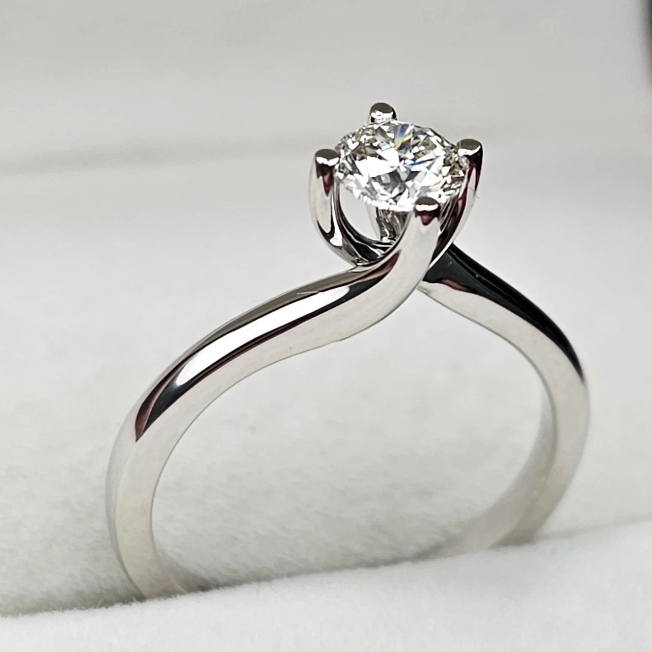 Кольцо Deimantas 108582038 16р 2,21гр 0,39ct. купить,NaN