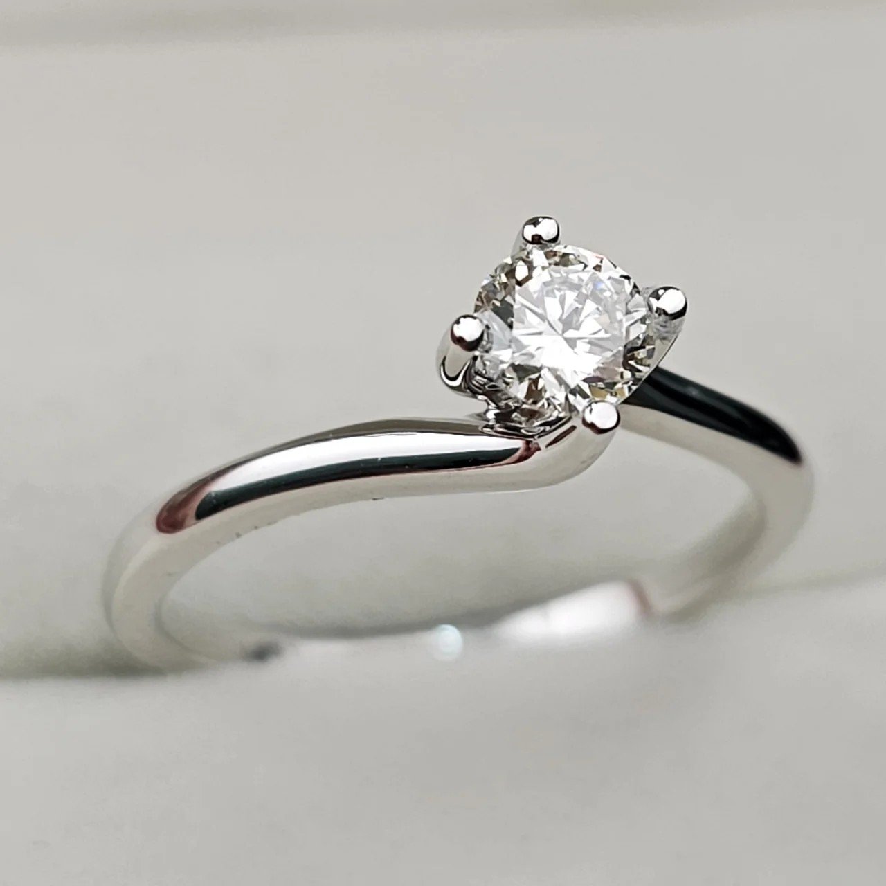 Кольцо Deimantas 108585577 17,5р 2,28гр 0,38ct. купить,NaN