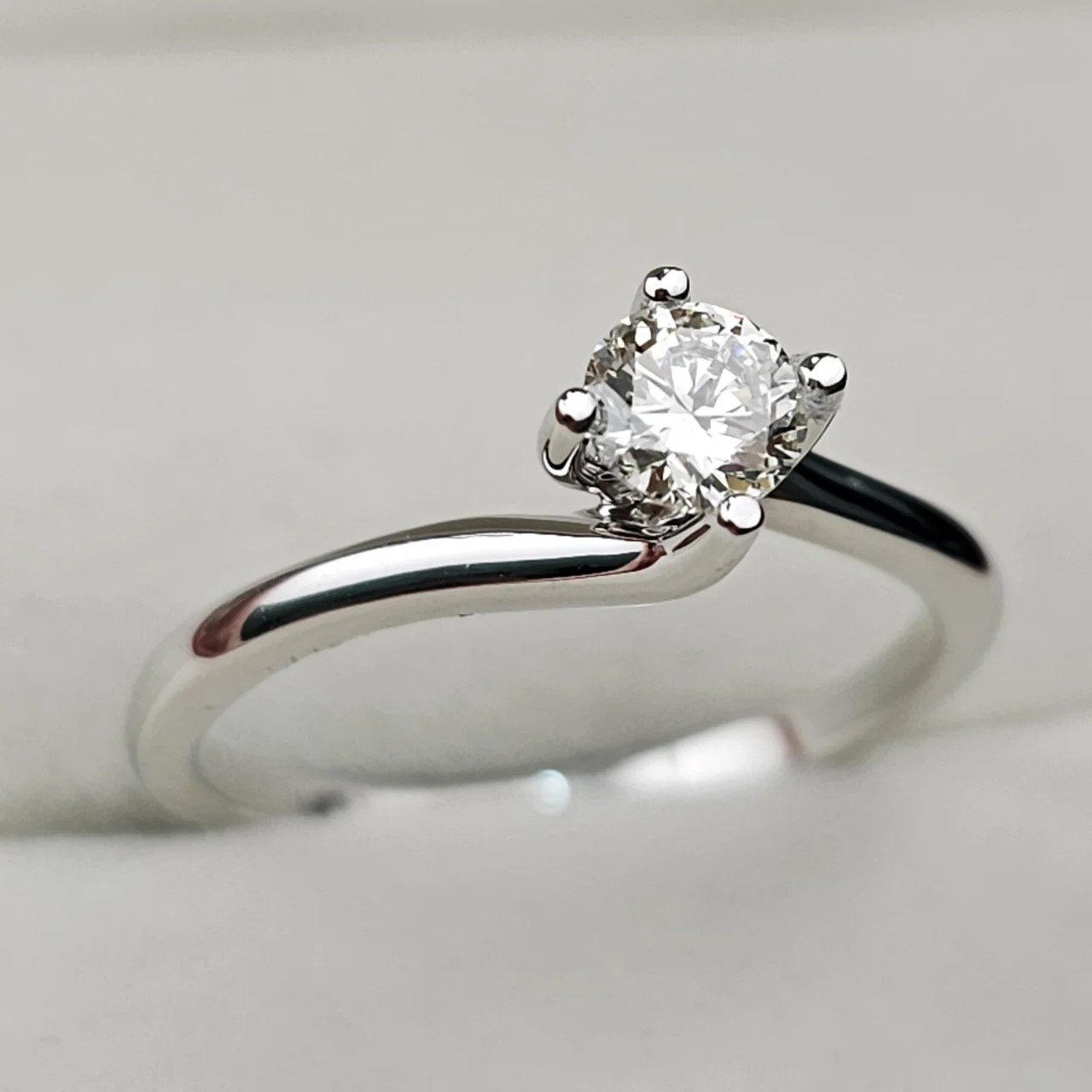 Кольцо Deimantas 108585577 17,5р 2,28гр 0,38ct. купить,NaN