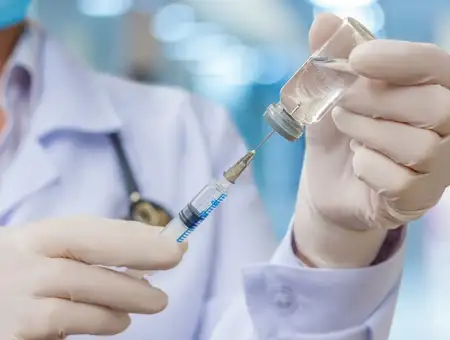 Около 130 медработников отказались от вакцинации