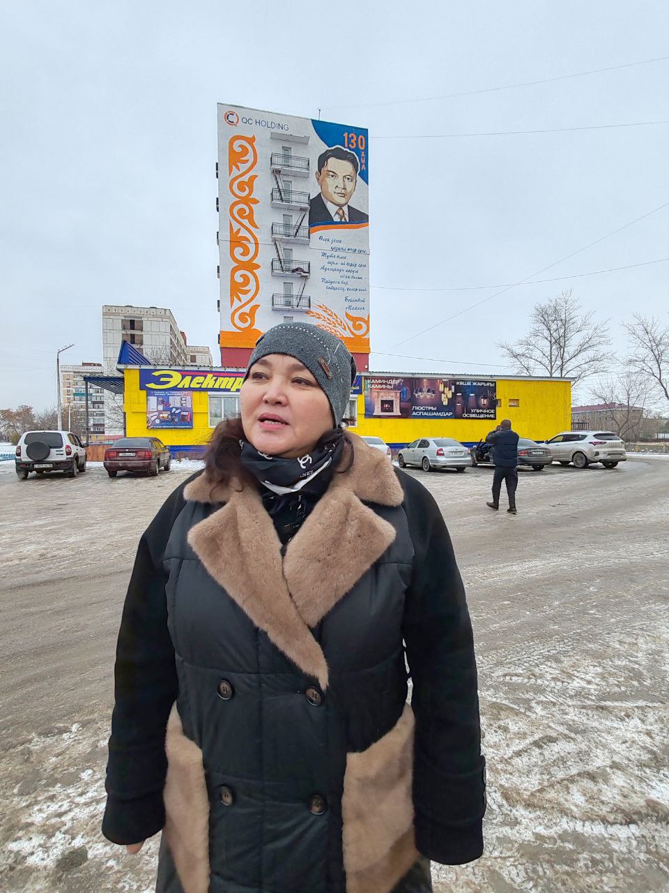 Әжесі мен немересі жыныстық қатынасқа түсіп жатыр, оларды немересінің шешесі ұстап алады. Ерлі-зайыптылар Мәскеуде жыныстық қатынас үшін бисексуалды әйелді кездестіруді іздейді.