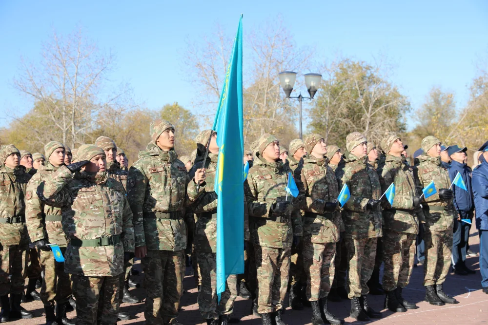 Ақтөбеде Республика күніне орай Мемлекеттік Ту көтерілді — Фотосурет 11