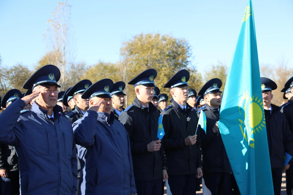 Ақтөбеде Республика күніне орай Мемлекеттік Ту көтерілді — Фотосурет 12