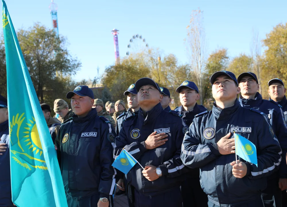 Ақтөбеде Республика күніне орай Мемлекеттік Ту көтерілді — Фотосурет 4