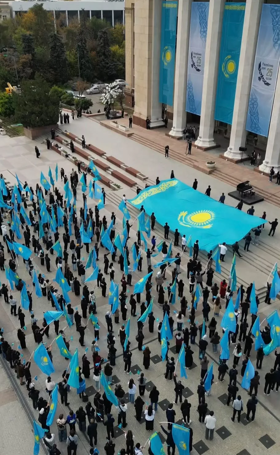 Алматыда Республика күніне орай мың жас флешмобқа қатысты — Фотосурет 1
