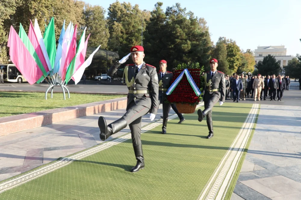 The Consul General of Kazakhstan took part in a flower-laying ceremony at the monument to Amir Timur — Photo 3