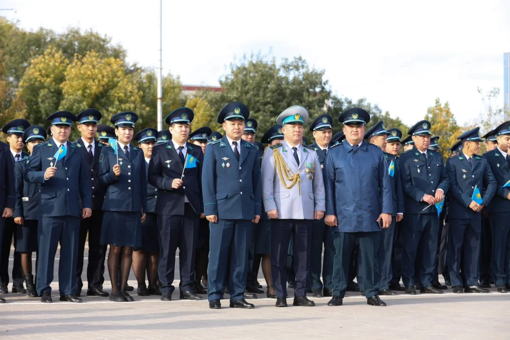 Ақтауда республика күніне орай мемлекеттік ту көтеру рәсімі өтті — Фотосурет 7