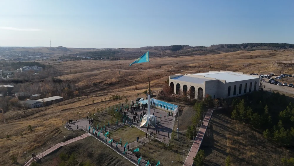 Көкшетауда Республика күніне орай Мемлекеттік Ту көтерілді — Фотосурет 1