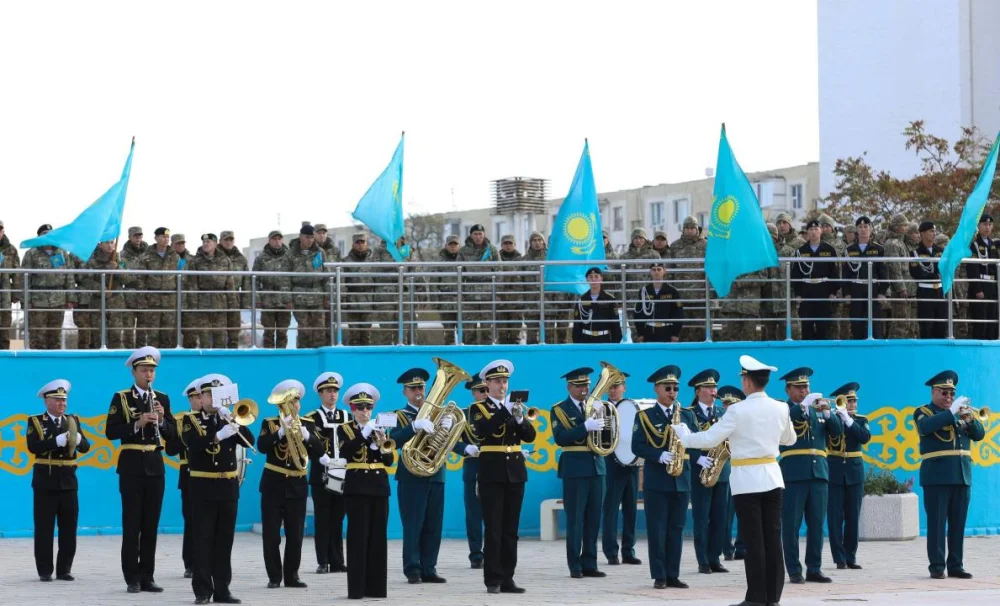 Ақтауда республика күніне орай мемлекеттік ту көтеру рәсімі өтті — Фотосурет 3