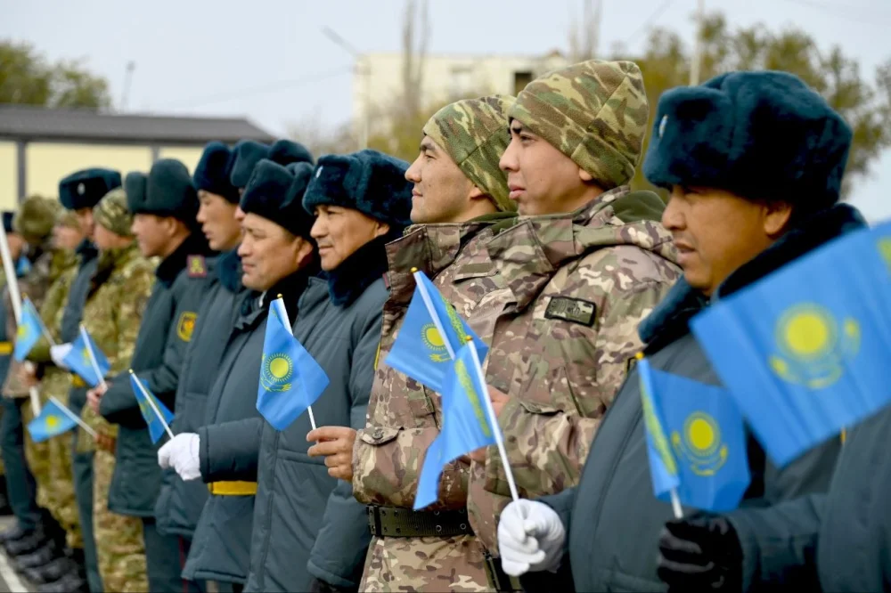 Республика күніне орай Қарулы күштерде Мемлекеттік Ту көтерілді — Фотосурет 2