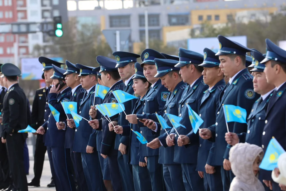 Ақтауда республика күніне орай мемлекеттік ту көтеру рәсімі өтті — Фотосурет 1
