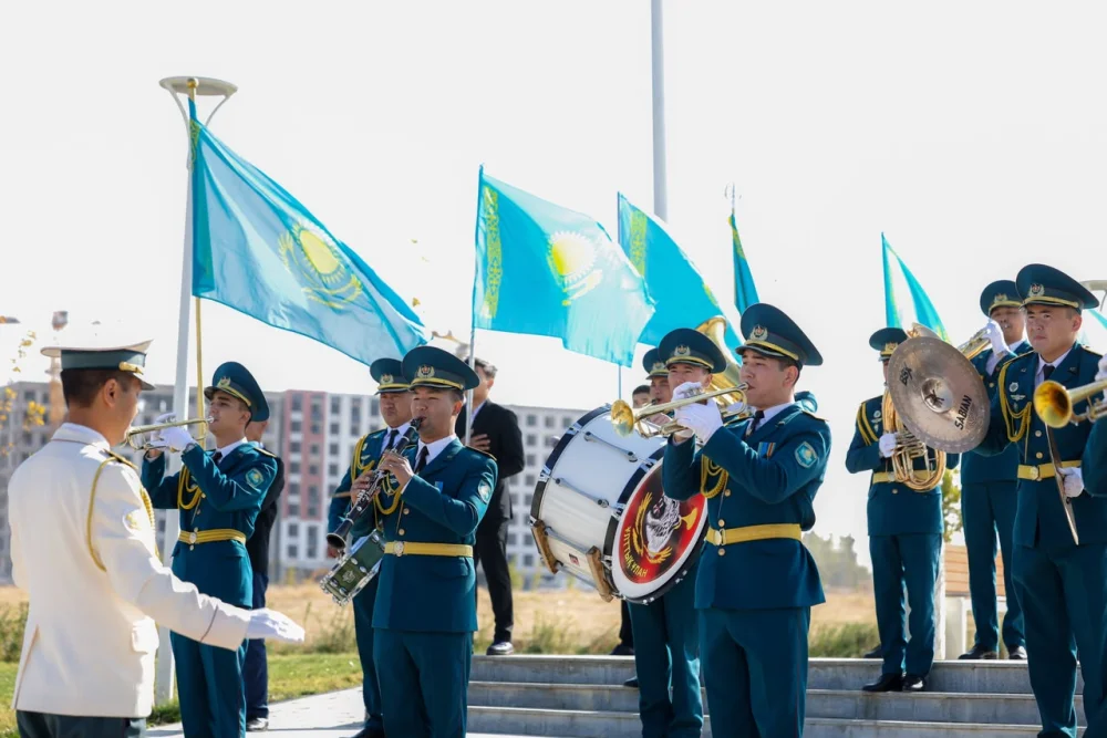 ДЕНЬ РЕСПУБЛИКИ: НА 100-МЕТРОВОМ ФЛАГШТОКЕ ШЫМКЕНТА ПОДНЯЛИ ГОСУДАРСТВЕННЫЙ ФЛАГ — Фото 4