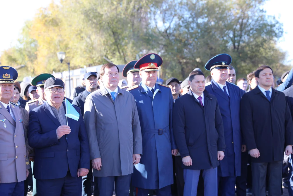 Ақтөбеде Республика күніне орай Мемлекеттік Ту көтерілді — Фотосурет 7
