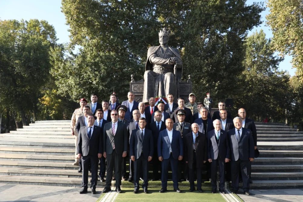 The Consul General of Kazakhstan took part in a flower-laying ceremony at the monument to Amir Timur — Photo 1