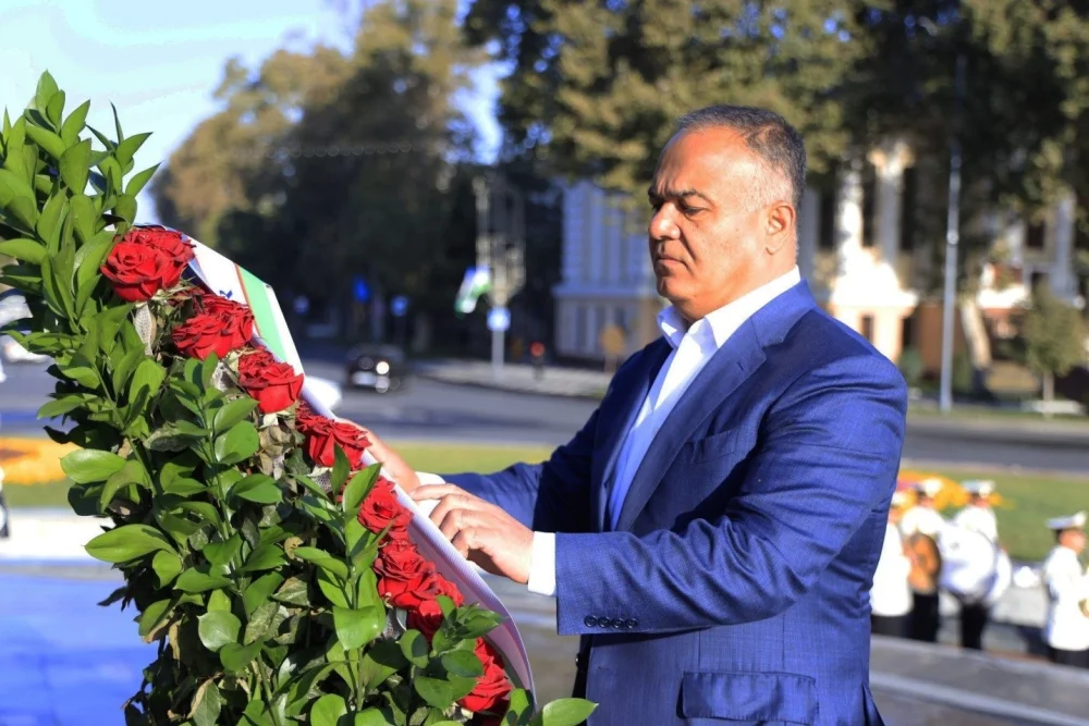 The Consul General of Kazakhstan took part in a flower-laying ceremony at the monument to Amir Timur — Photo 4