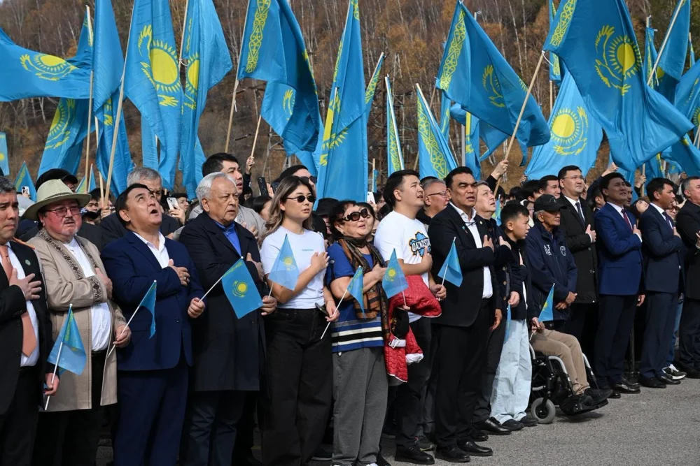 Алматыда Республика күніне орай мың жас флешмобқа қатысты — Фотосурет 7