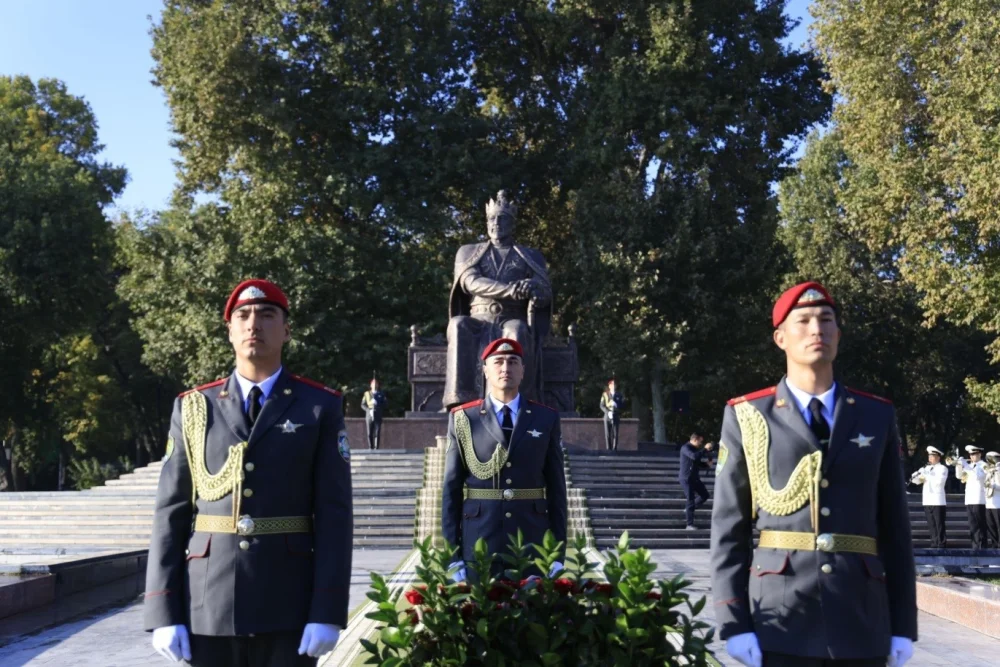 The Consul General of Kazakhstan took part in a flower-laying ceremony at the monument to Amir Timur — Photo 5