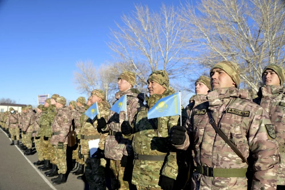 Республика күніне орай Қарулы күштерде Мемлекеттік Ту көтерілді — Фотосурет 5