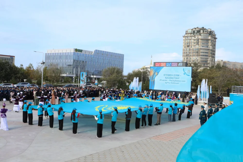Ақтауда республика күніне орай мемлекеттік ту көтеру рәсімі өтті — Фотосурет 2
