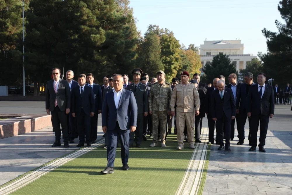 The Consul General of Kazakhstan took part in a flower-laying ceremony at the monument to Amir Timur — Photo 2