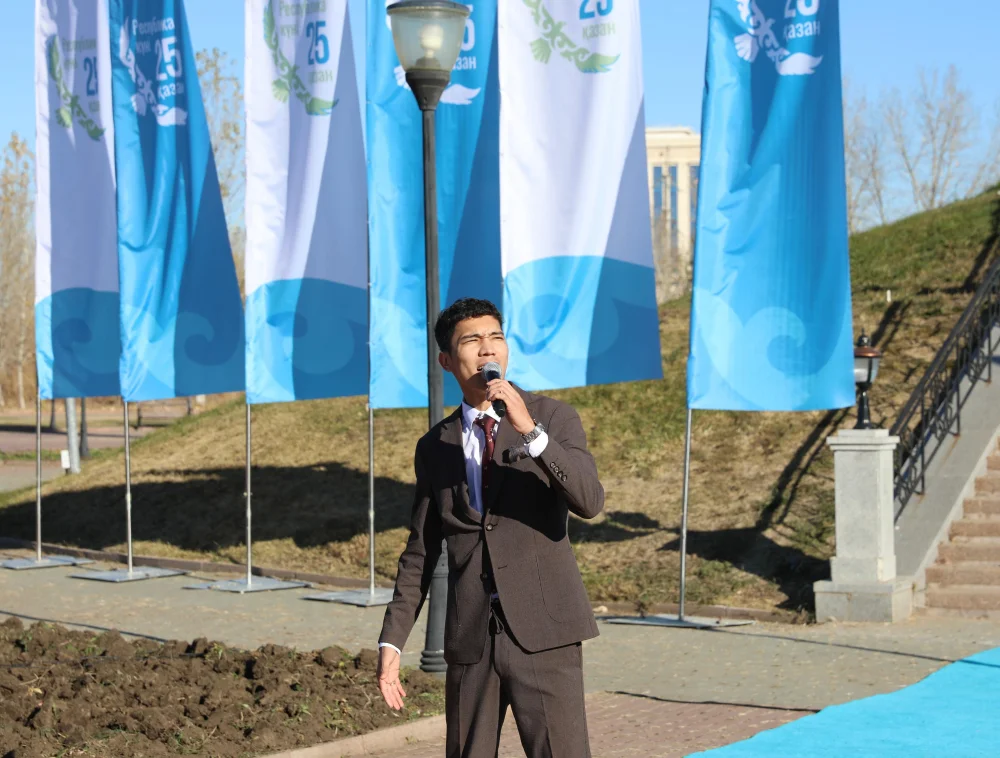 Ақтөбеде Республика күніне орай Мемлекеттік Ту көтерілді — Фотосурет 5