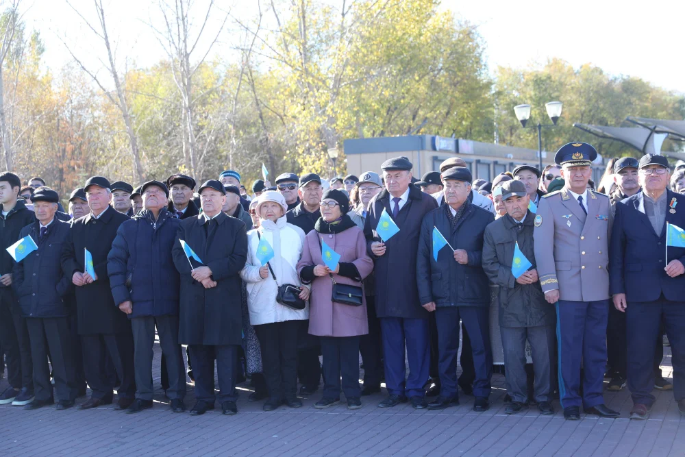 Ақтөбеде Республика күніне орай Мемлекеттік Ту көтерілді — Фотосурет 9
