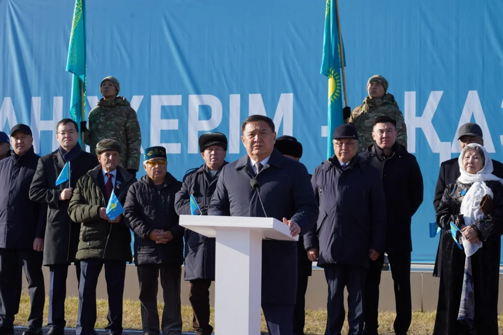 Көкшетауда Республика күніне орай Мемлекеттік Ту көтерілді — Фотосурет 8